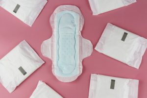 Ecuador no entrega toallas sanitarias, tampones ni medicina para cólicos menstruales en centros de salud