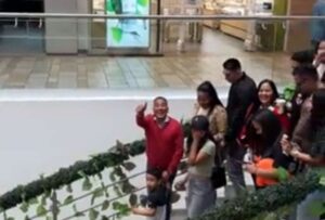 Bolívar Armijos, candidato presidencial, tuvo un divertido encuentro en Quito