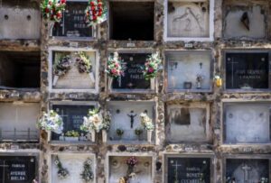 Más de 160 nichos fueron profanados en Barcelona