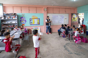 Colegios particulares pueden transferir a escuelas fiscales a estudiantes que no paguen la pensión