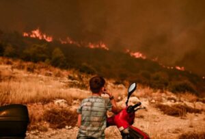 Los incendios forestales azotan a Grecia; dejan al menos 20 muertos