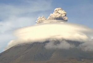 Explosión y nube lenticular sobre el volcán Popocatépetl