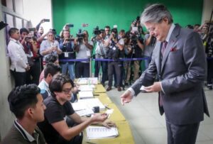 Guillermo Lasso votó en Guayaquil; Borrero en Quito