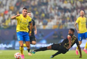 Cristiano Ronaldo arma una nueva polémica al empujar a un hincha