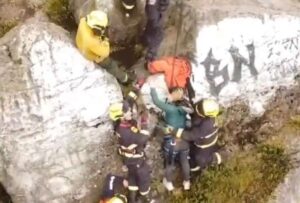 Una mujer cayó cuarenta metros por rescatar a su perro