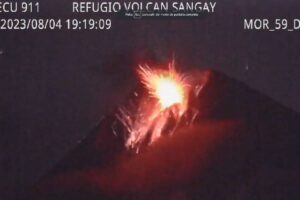 Captan en video al volcán Sangay expulsando material piroclástico
