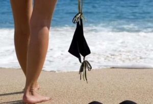 Turistas con trajes de baño incomodan a nudistas en España