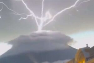 Descargas eléctricas en el cráter del volcán Acatenango de Guatemala
