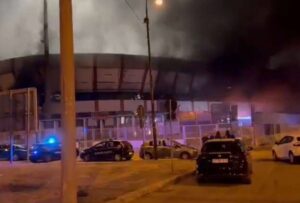 Hinchas del Foggia de Italia quemaron el estadio de su rival