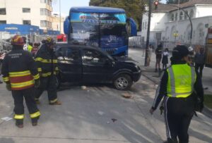 Un bus y un vehículo se chocaron en la avenida Colón, en Quito