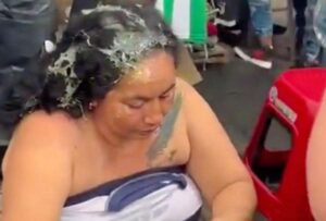 Ciudadanos hacen justicia con su propia mano ante una presunta ladrona, en Colombia