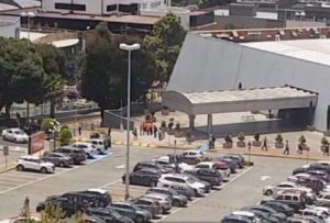 Un herido por arma de fuego, en el parqueadero de un centro comercial de Quito