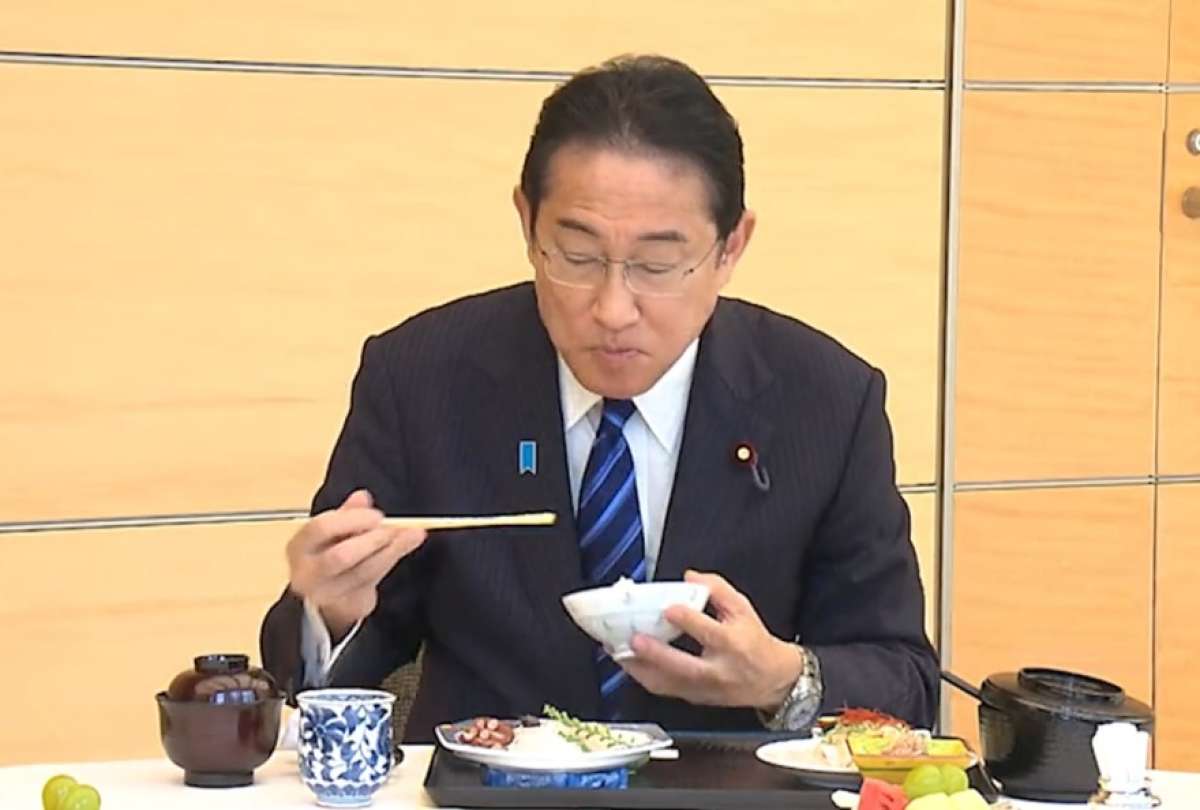 Ministro japonés se alimentó con ‘pescado radiactivo