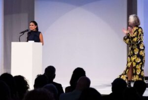 La ecuatoriana Helena Gualinga se llevó el premio DVF al liderazgo