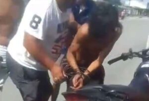 Delincuente fue capturado por la gente y lo desnudaron