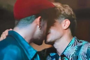 Bad Bunny y Gael García Bernal protagonizan un apasionado beso en Cassandro