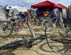 Festival en Estados Unidos se vuelve una pesadilla por la lluvia, con miles de asistentes intentando escapar