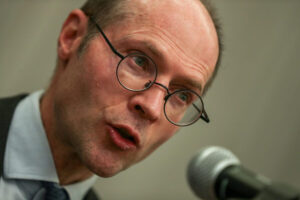 El crimen alimenta la pobreza al extorsionar empresas y apoderarse de las escuelas, dice Relator de la ONU