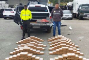 La Policía decomis´po la droga en una camioneta sin ocupoantes en Tulcán