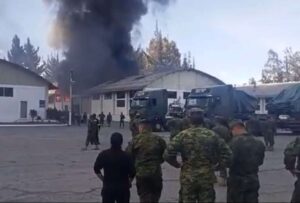 Un incendio se registró en la bodega de un recinto militar, en Riobamba.