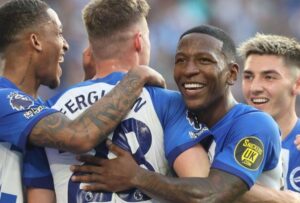 El jugador ecuatoriano, Pervis Estupiñán, fue titular en la victoria del Brighton