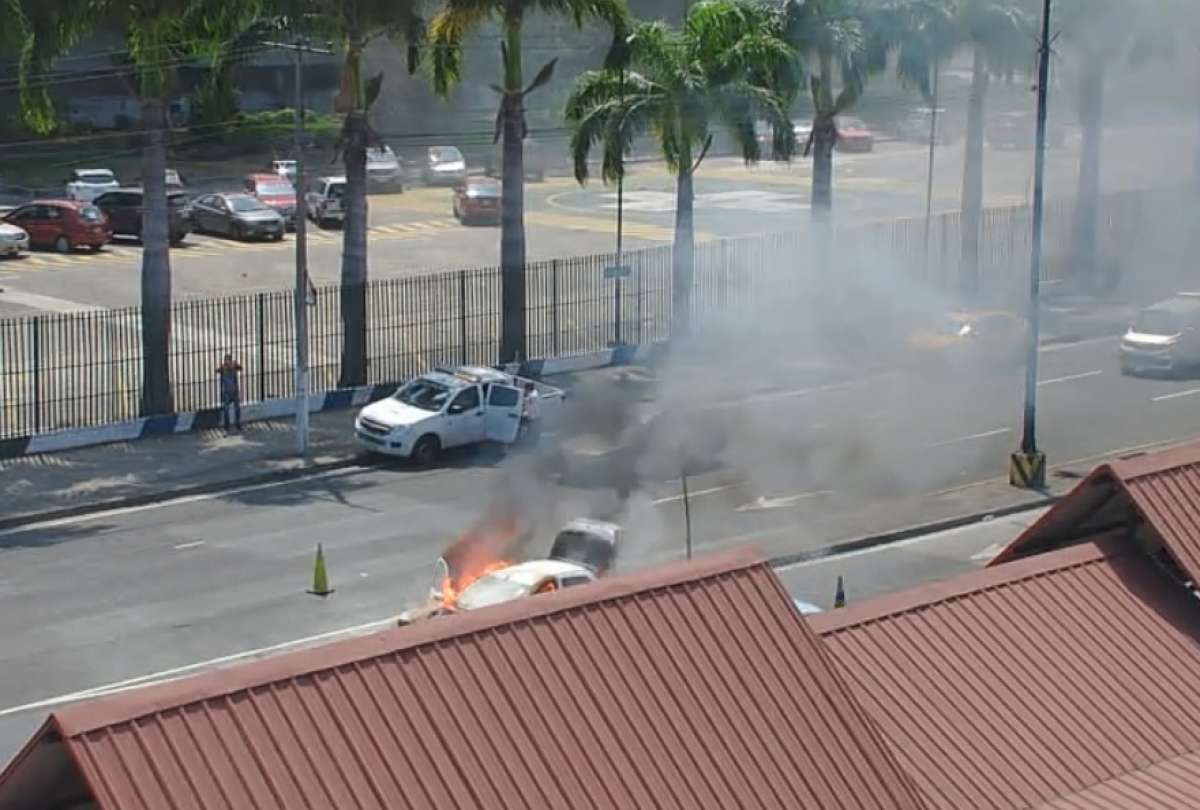 Un vehículo se incendió cerca de un hospital de Guayaquil