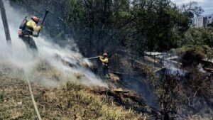Bomberos de Quito atendieron incendios forestales en varios sectores de la ciudad este sábado