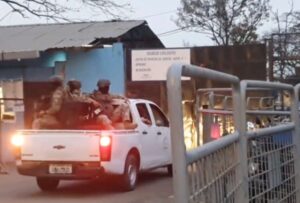 Momento en que militares ingresan a la cárcel