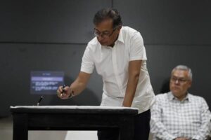 Petro firma cese de operaciones