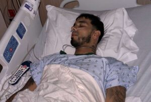 Operan de emergencia a Anuel AA