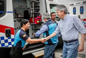 El presidente Guillermo Lasso entregó las ambulancias en Manta