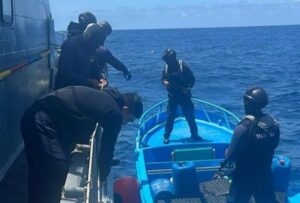 En Galápagos, Militares interceptaron una embarcación con droga