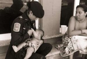 Policía dio de lactar a un bebé afectado por el huracán Otis