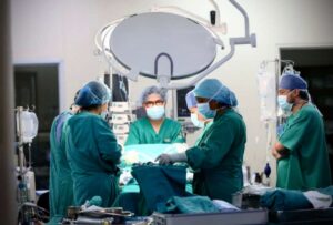 En Quito, el Gobierno entregó nuevos equipos quirúrgicos al hospital Eugenio Espejo