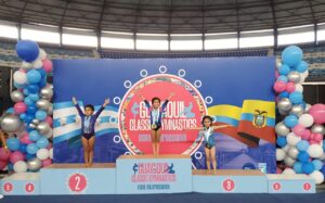 La pequeña Emma se destaca en su escuela y en la pista de baile