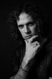 El artista Bey Evalon presenta una poderosa canción “No Hay Mucho Tiempo” un mensaje de reflexión en contra de las guerras en el mundo.