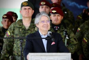 Lasso firmó reglamentos para leyes de Protección