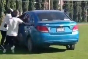 En México, Conductor ebrio entró a una cancha de fútbol