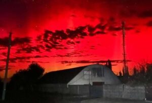 Captada en fotografías Aurora boreal escarlata, en Europa del Este