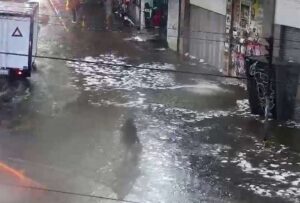 Fuertes lluvias en los sectores de la Marín y San Prisca que sobrepasan el nivel de la acera