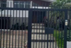 Después de inspeccionar la ciudadela Los Ceibos, Guayaquil, el Municipio paralizó los trabajos en la vía de esta urbanización