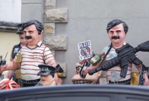 La popular calle 6 de Marzo, en Guayaquil, se llenó de los típicos monigotes de fin de año, esperando que los ciudadanos lleguen a comprarlos