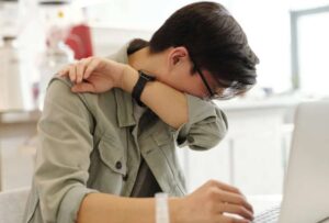 Un hombre sufrió un daño en su garganta cuando intentó contener un estornudo