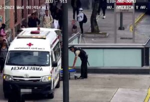 Dentro de una estación del Metro de Quito, Mujer sufre caída