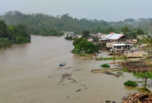 Fuertes lluvias causan desbordamiento de un río en Esmeraldas