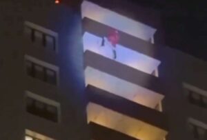 Un hombre disfrazado de Papá Noel cayó desde el piso 24 de un edificio en Chelyabinsk
