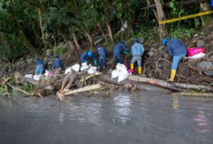 Se realiza labores de limpieza en el río Shushufindi por parte de Petroecuador
