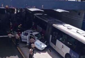 Se registró un siniestro de tránsito entre un patrullero y un trolebús, en las calles Naciones Unidas y 10 de Agosto