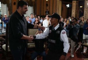 Daivy Franco, guardia de seguridad, y Daniel Medina, conductor, fueron condecorados por ayudar a personas durante los hechos de violencia en Guayaquil