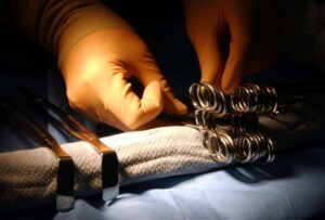 Un grupo de cirujanos mientras operan a una persona en medio del sismo de 7,1 grados que azotó a China